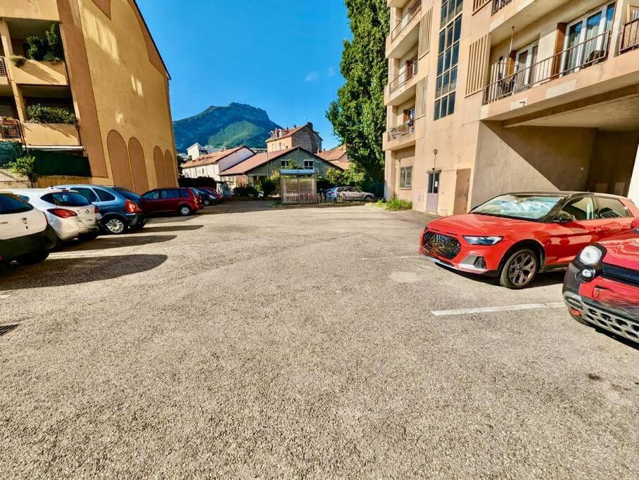 Magnifique T2 Refait A Neuf - Calme & Tout Equipe Avec Parking Grenoble Luaran gambar